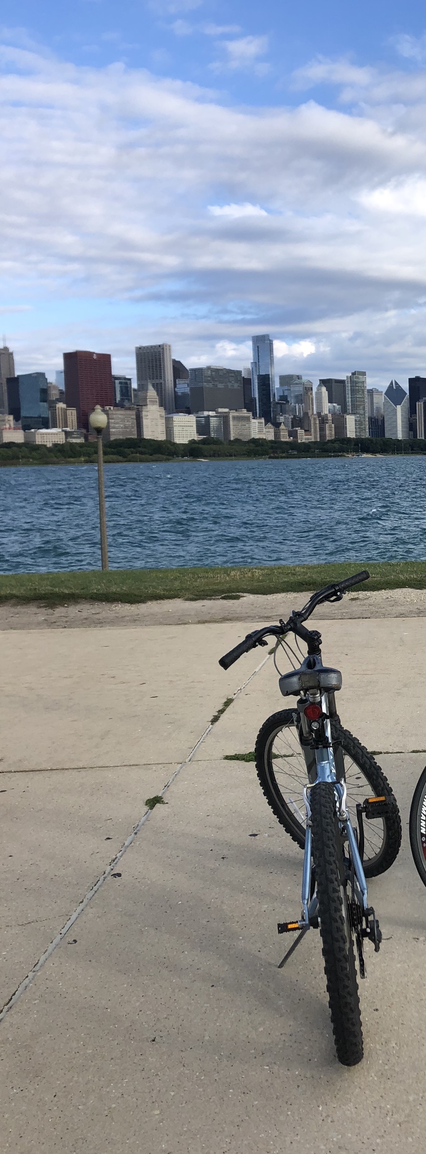 GIANT blue-grey mountain bike, older early 2000s but in good condition 