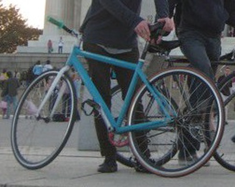 Giant.  unsure of the model, but looks like the Bowery.   No labeling except for cut out logo on front.